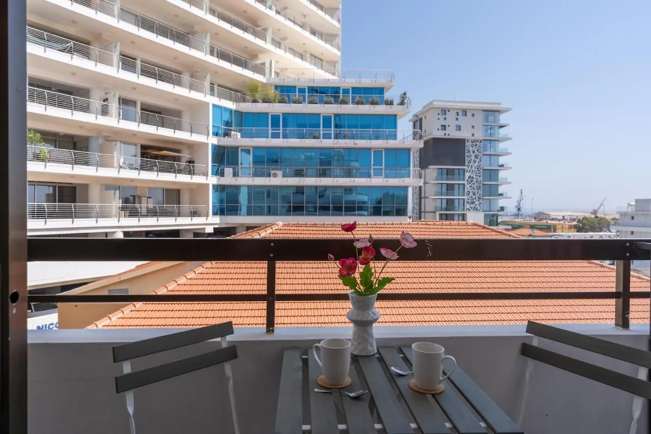 Burst Studio W/ Balcony In Larnaca Apartment