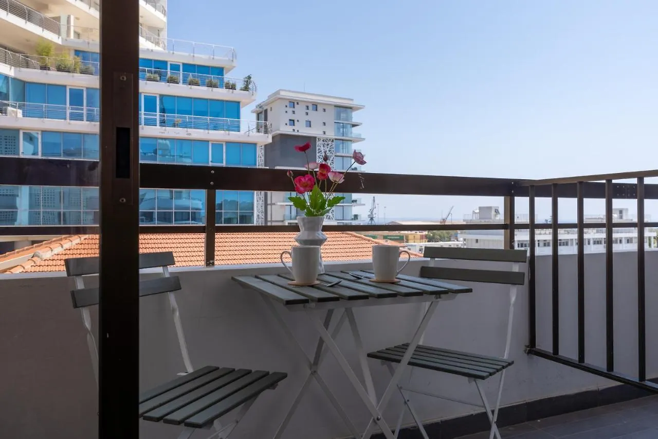 Burst Studio W/ Balcony In Larnaca Apartment