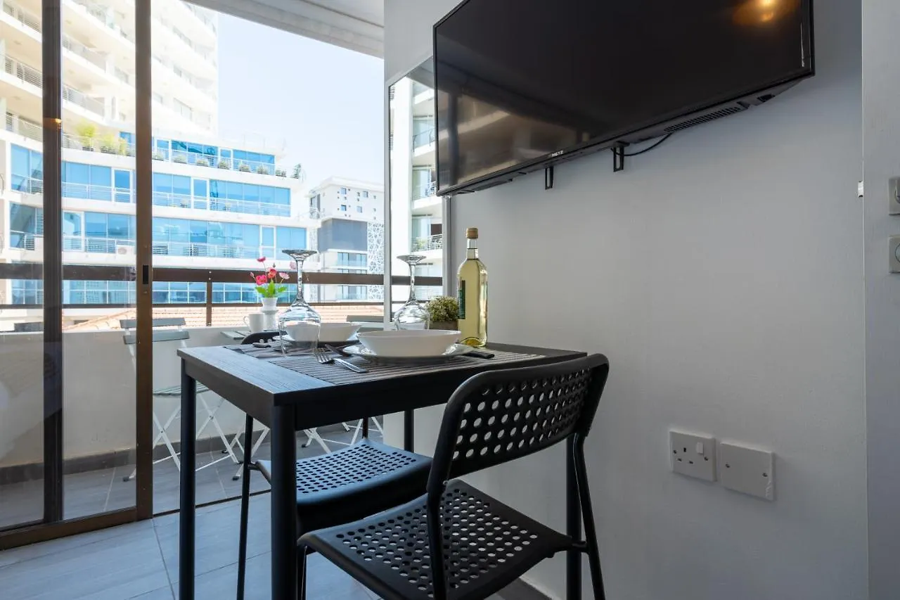 Burst Studio W/ Balcony In Ларнака 0*,